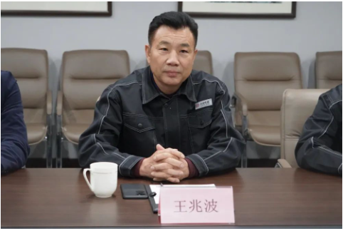 會(huì)議上，山東華凌產(chǎn)業(yè)園開發(fā)有限公司董事長(zhǎng)王兆波首先對(duì)調(diào)研團(tuán)的到來表示熱烈歡迎，以及介紹了華凌的發(fā)展歷程與未來的發(fā)展規(guī)劃。