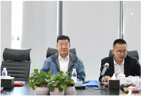 鄒哲賢及各位專家肯定了時代新材的工作，并圍繞中國中車數(shù)字化轉(zhuǎn)型的目的、方向、目標(biāo)、原則、推進(jìn)策略等進(jìn)行指示，他強(qiáng)調(diào)要堅持：戰(zhàn)略統(tǒng)領(lǐng)、由上往下;數(shù)據(jù)貫通、標(biāo)準(zhǔn)統(tǒng)一;需求拉動、及時推進(jìn);急用先行、逐步覆蓋;數(shù)據(jù)驅(qū)動、平臺賦能的原則。