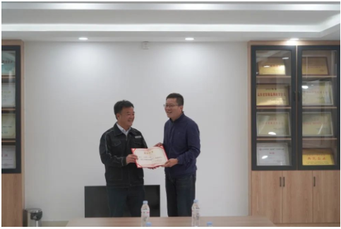 同時，華凌電纜工會主席王洪軍榮獲章丘區(qū)總工會2022年度“職工信賴的娘家人”!
