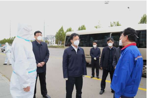 陳偉頌先后到稻莊鎮(zhèn)東杜村、樂安街道同和小區(qū)、山東興達(dá)鋼簾線有限公司、廣饒宏源熱力有限公司等地進(jìn)行實(shí)地查看