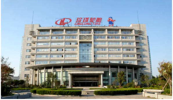 玲瓏輪胎表示，公司2022年前三季度凈利潤下滑主要受公司總體原材料采購成本上漲及業(yè)務(wù)結(jié)構(gòu)變化影響，國內(nèi)配套尤其半鋼配套銷量大幅提升拉低公司整體業(yè)績。玲瓏輪胎表示，公司2022年前三季度凈利潤下滑主要受公司總體原材料采購成本上漲及業(yè)務(wù)結(jié)構(gòu)變化影響，國內(nèi)配套尤其半鋼配套銷量大幅提升拉低公司整體業(yè)績。