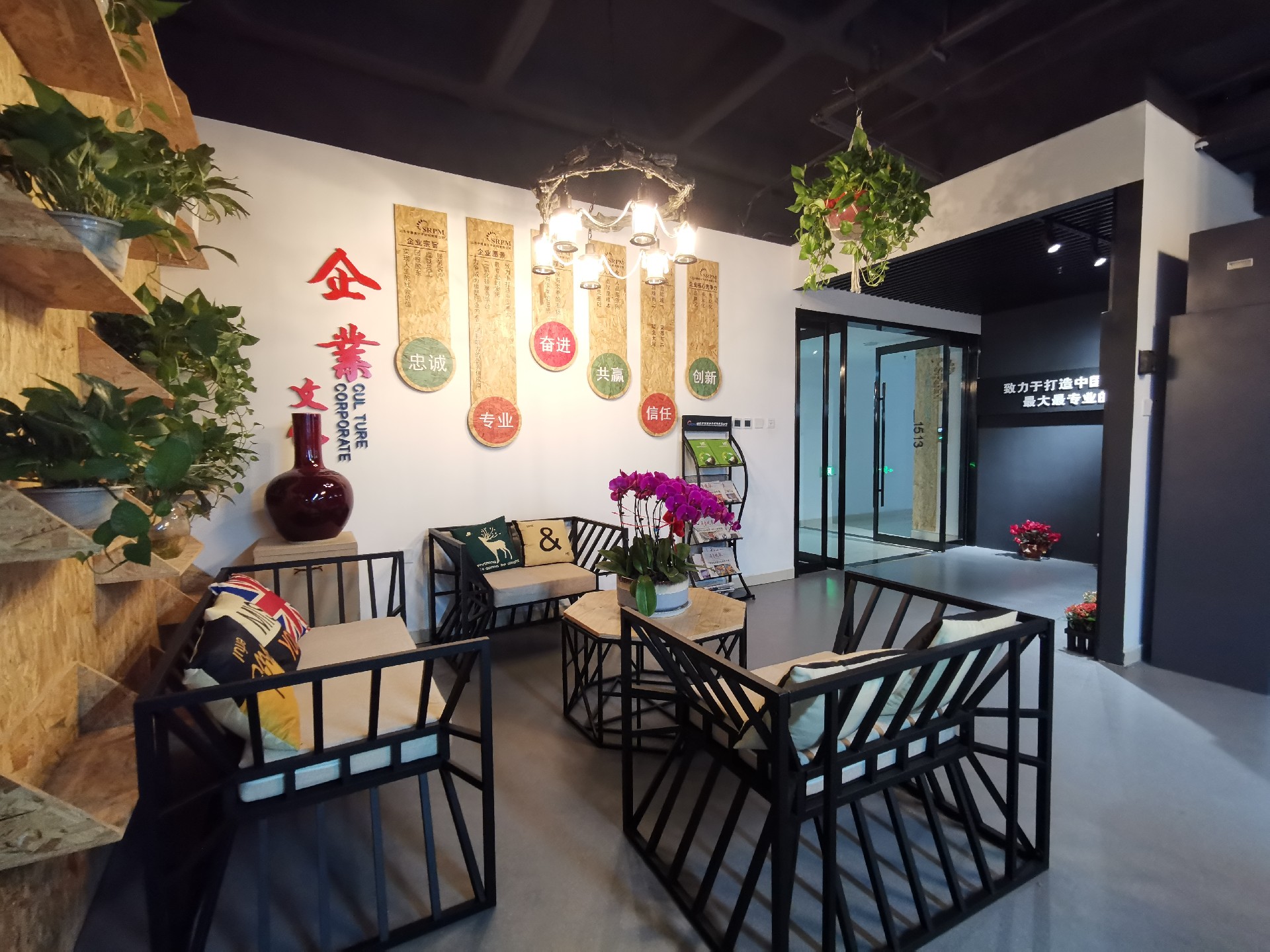 山東中橡將以此評定為契機(jī)，繼續(xù)深入開展兩化融合建設(shè)，不斷實(shí)現(xiàn)企業(yè)管理、業(yè)務(wù)運(yùn)作、信息建設(shè)等關(guān)鍵領(lǐng)域的技術(shù)創(chuàng)新，打造平臺(tái)化、集成化、智能化等兩化融合新格局，為更好的服務(wù)國內(nèi)橡塑行業(yè)和公司的持續(xù)高質(zhì)量創(chuàng)新發(fā)展不斷賦能。