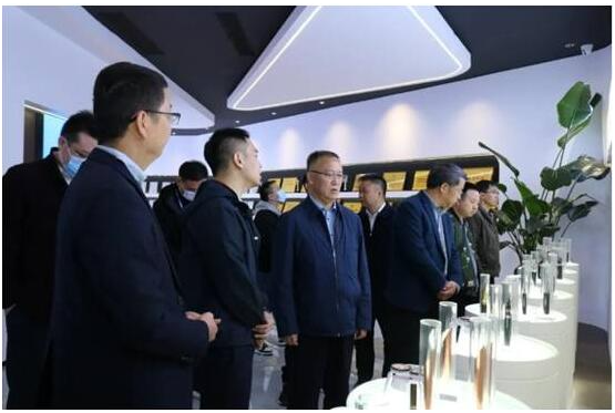 李浩杰表示，公司目前銷售市場(chǎng)主要集中在貴州及西南地區(qū)，2022年前三季度營(yíng)收實(shí)現(xiàn)同比增長(zhǎng)約30%。下一步，固達(dá)將穩(wěn)步推進(jìn)二期項(xiàng)目建設(shè)，進(jìn)一步做大規(guī)模，推動(dòng)企業(yè)不斷做優(yōu)做強(qiáng)做大。