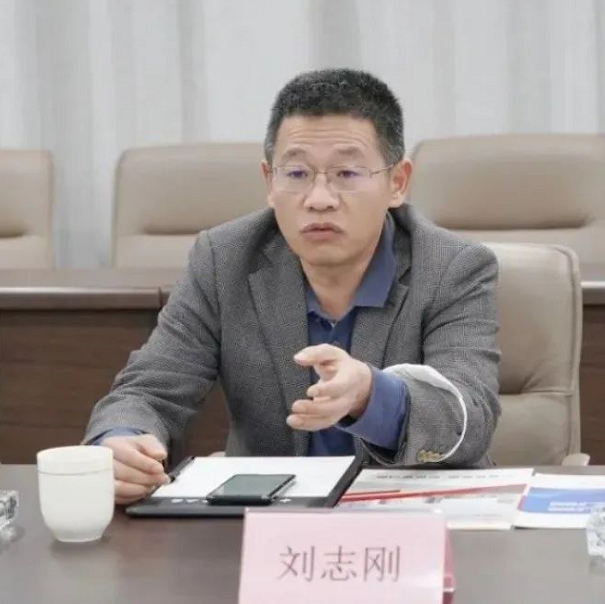 劉志剛介紹了中交集團(tuán)的發(fā)展歷程、重大貢獻(xiàn)、重大區(qū)域、重大市場，表示今天的到訪感受到了華凌的力量以及華凌的經(jīng)營理念，期待與華凌展開深入的合作，一起助力章丘高質(zhì)量發(fā)展。