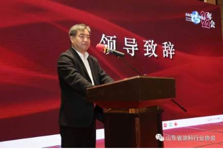 山東省生態(tài)環(huán)境廳張金智巡視員首先為大會致辭，他對大會的召開表示祝賀，山東省涂料行業(yè)協(xié)會召開以“聚膠發(fā)展·共涂未來”為主題，積極探討源頭替代、深度治理的技術(shù)路線的這樣一次會議，可謂恰逢其時。