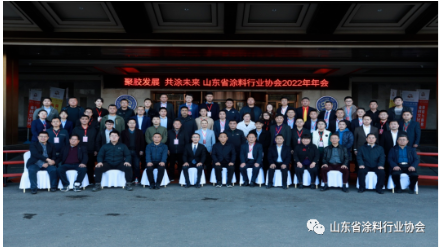 　2022年，是實施“十四五”規(guī)劃的關(guān)鍵之年，也是黨的二十大召開之年，在這樣不平凡的一年里，我們在奮斗中攜手走過。2023年，協(xié)會將繼續(xù)堅定地與會員企業(yè)在一起，融合涂料、膠黏劑上下游資源，鞏固傳統(tǒng)優(yōu)勢項目同時補強短板，堅持創(chuàng)新工作方式，堅持各項工作“走在前、開新局”，走綠色發(fā)展道路，為實現(xiàn)“十四五”目標(biāo)繼續(xù)努力地奮進(jìn)，“聚膠發(fā)展，共涂未來”。