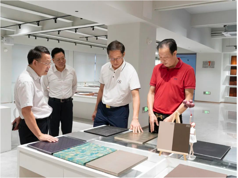 李劍文董事長對(duì)市政協(xié)莊樹俊主席一行蒞臨漆加集團(tuán)表示熱烈的歡迎，親自帶領(lǐng)來賓們參觀漆加創(chuàng)新中心，并為大家詳細(xì)介紹了漆加化工集團(tuán)的發(fā)展歷程，涂料新技術(shù)及服務(wù)解決方案，闡述了漆加集團(tuán)“打造家居產(chǎn)業(yè)應(yīng)用創(chuàng)新服務(wù)平臺(tái)”，賦能家居產(chǎn)業(yè)高質(zhì)量發(fā)展的愿景。  