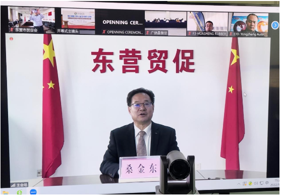 　當(dāng)天，一場(chǎng)關(guān)于輪胎的“空中聯(lián)姻”在廣饒縣國(guó)際博覽中心舉行，此次推廣行動(dòng)利用Zoom平臺(tái)、以視頻會(huì)議的形式舉行，青島雙星、金宇輪胎、永盛橡膠、方興橡膠、華盛橡膠等10余家企業(yè)進(jìn)行了品牌推介，并與Brandlab Solutions等非洲的30余家采購(gòu)商通過(guò)“屏對(duì)屏”進(jìn)行了“一對(duì)一”精準(zhǔn)對(duì)接洽談，圍繞產(chǎn)業(yè)現(xiàn)狀、市場(chǎng)需求等問(wèn)題進(jìn)行深度交流，在線參與人數(shù)達(dá)2100人次。