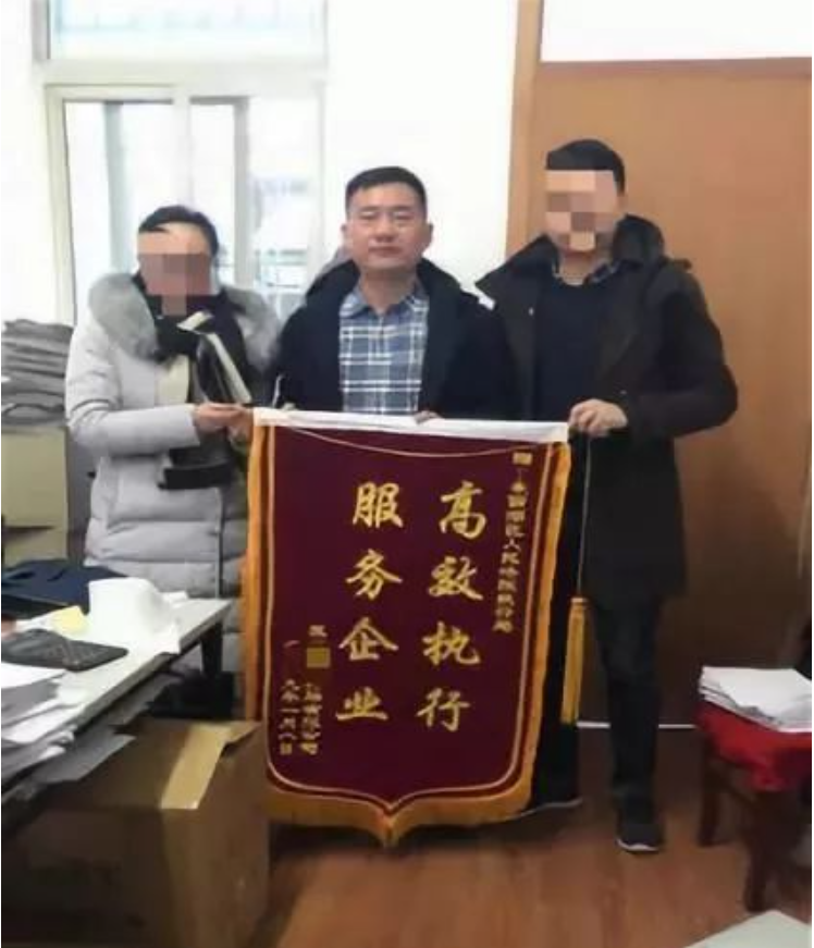 上述被執(zhí)行人拖欠貨款的理由大多是：輪胎不好賣(mài)，貨物大量積壓，沒(méi)有資金還款