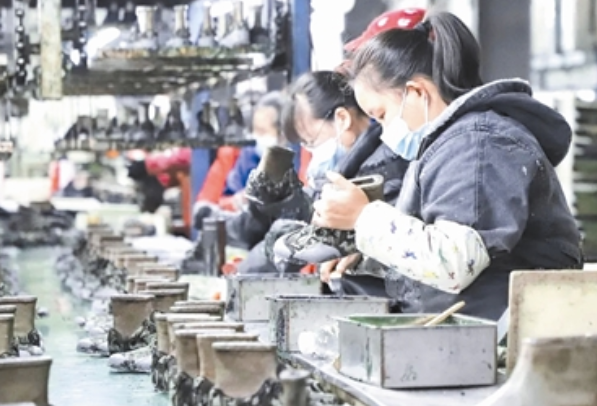 近日，在位于畢節(jié)高新區(qū)的貴州陸海龍騰鞋業(yè)有限公司生產(chǎn)車間，400余名員工正忙著趕制訂單，經(jīng)過裁剪、上膠、定型、品檢等一系列工序，一雙雙成品鞋陸續(xù)下線，銷往國內(nèi)外市場(chǎng)。