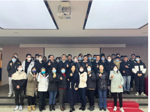 　會議強調(diào)，各事業(yè)部、各部門要明確目標任務，增強責任擔當;要創(chuàng)新發(fā)展路徑，增強落實本領;要認真統(tǒng)籌兼顧，增強全局能力。董事長號召：“一定貫徹：價值創(chuàng)造，價值評價，價值分配”的原則，全力以赴，打開思路，想明白，想清楚，才能干明白，做得到!盯緊目標，打開思路，確保公司2023年度各項工作圓滿完成?！? width=