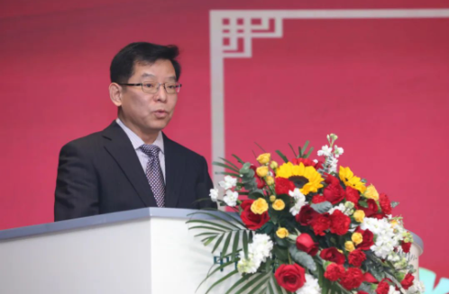 　新當(dāng)選的理事長李衛(wèi)東在講話中首先對上級黨委的信任、代表的支持表示衷心的感謝，并分享了自己對行業(yè)發(fā)展的一些看法。他表示，輪胎循環(huán)利用行業(yè)既充滿希望、極具發(fā)展?jié)摿?，又充滿挑戰(zhàn)。在今后的工作中，中國輪胎循環(huán)利用協(xié)會將緊緊把握當(dāng)下黨和國家“推動綠色發(fā)展”的總體戰(zhàn)略目標，按照相關(guān)的政策指引，在各有關(guān)主管部門的指導(dǎo)下，以“科技化、數(shù)字化、金融化、生態(tài)化、標準化、法制化”為指導(dǎo)：一是強化科技化，使科技創(chuàng)新成為行業(yè)發(fā)展的第一動力;二是運用數(shù)字化，賦能行業(yè)高水平發(fā)展;三是促進金融化，助力做大做強;四是構(gòu)建生態(tài)化，形成行業(yè)發(fā)展良好支撐體系;五是夯實標準化，使標準成為行業(yè)發(fā)展的堅固保障;六是推動法制化，使行業(yè)在法律法規(guī)保障下良性運行。最終目標是推動行業(yè)實現(xiàn)高質(zhì)量發(fā)展與轉(zhuǎn)型升級，把行業(yè)打造成為科技引領(lǐng)、綠色低碳、數(shù)字支撐、法制健全，為中國式現(xiàn)代化建設(shè)作出積極貢獻的行業(yè)。