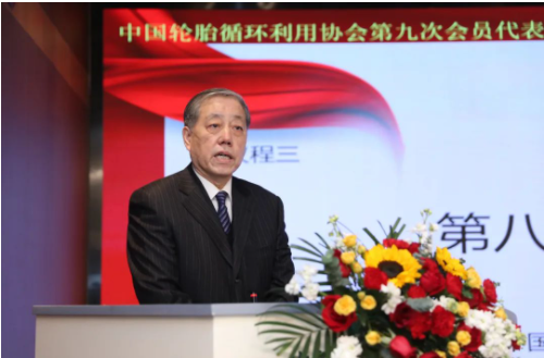 會上，中國輪胎循環(huán)利用協(xié)會第八屆理事會理事長朱軍做了第八屆理事會工作報告。朱軍表示，中國輪胎循環(huán)利用協(xié)會第八屆理事會履職期間，正逢百年未遇之大疫情持續(xù)影響期和實現(xiàn)“兩個一百年”奮斗目標的歷史交匯期。在國家循環(huán)經(jīng)濟政策的指引下，在政府主管部門的大力推動下，在社會各界的廣泛關(guān)注下，協(xié)會第八屆理事會全體成員團結(jié)奮斗，帶領(lǐng)全行業(yè)的干部員工共同努力，做了大量卓有成效的工作。在嚴峻復(fù)雜形勢面前，經(jīng)受了考驗，鍛煉了隊伍，戰(zhàn)勝了困難，各項工作取得了可喜的成績。具有輪胎/橡膠資源“減量化、再利用、資源化”典型特征的輪胎循環(huán)利用行業(yè)得到了長足的進步。