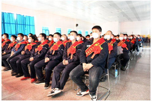 會(huì)議的最后，董事長(zhǎng)劉鵬達(dá)向大會(huì)作總結(jié)發(fā)言。劉董首先向?qū)居羞^(guò)幫助、做過(guò)貢獻(xiàn)、付出過(guò)努力和汗水的所有人表示感謝。他指出，任何時(shí)代艱苦奮斗、有責(zé)任、敢擔(dān)當(dāng)都是可貴品質(zhì)，大家在今后的工作中要戒驕戒躁、謙虛謹(jǐn)慎，助力公司邁上新臺(tái)階。同時(shí)劉董特別強(qiáng)調(diào)了個(gè)人的“價(jià)值體現(xiàn)”，他希望公司能成為員工實(shí)現(xiàn)個(gè)人價(jià)值的平臺(tái)，讓員工在工作中找到歸屬感、安全感、價(jià)值感。