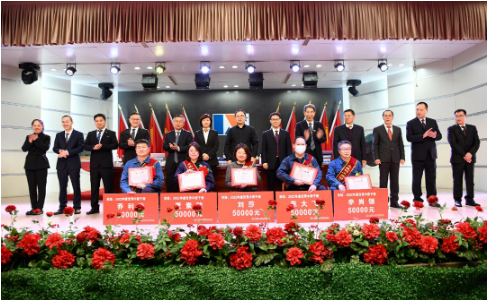 　接下來(lái)大會(huì)相繼審議通過(guò)了《龍星化工2023年經(jīng)濟(jì)責(zé)任制考核指標(biāo)》、《2023年度培訓(xùn)計(jì)劃》、《龍星化工創(chuàng)新創(chuàng)效項(xiàng)目管理辦法》，并舉行了2023年公司方針目標(biāo)發(fā)布及簽約儀式、先進(jìn)代表發(fā)言，并對(duì)2022年度表現(xiàn)突出的先進(jìn)集體和先進(jìn)個(gè)人進(jìn)行表彰。
