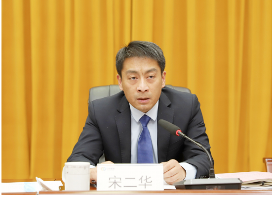 　橡膠公司董事長、總經(jīng)理宋二華在會上指出，2022年，大事、難事、棘手事接踵而至，工作節(jié)奏快、頭緒多，公司上下自信自強守正創(chuàng)新，銳意進取勇毅前行，各項工作穩(wěn)中有序。總體概括為：穩(wěn)中有進、趨勢向好。體現(xiàn)在：運行效率日趨穩(wěn)進、戰(zhàn)術(shù)理念愈加精進、重點任務(wù)扎實推進。干事創(chuàng)業(yè)的氛圍、品牌創(chuàng)建的效應(yīng)、成本管控的質(zhì)效持續(xù)向好。