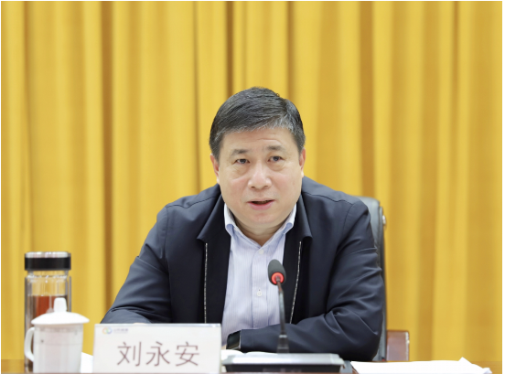 　棗礦集團黨委委員、副總經(jīng)理劉永安出席會議并講話，指出，在過去一年中，橡膠公司認(rèn)真落實“疫情要防住、經(jīng)濟要穩(wěn)住、發(fā)展要安全”總要求，聚焦“轉(zhuǎn)型突破”主題主線，深入開展守正創(chuàng)新、變革轉(zhuǎn)型、管理提升“三個年”活動，團結(jié)奮進，努力拼搏，真抓實干，呈現(xiàn)出四個方面的特點，實現(xiàn)了平穩(wěn)有序發(fā)展。