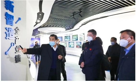 山東省財(cái)政廳廳長(zhǎng) 青科大校長(zhǎng)調(diào)研國(guó)橡中心 山東省財(cái)政廳廳長(zhǎng) 青科大校長(zhǎng)調(diào)研國(guó)橡中心