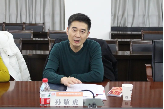 陜西省商務(wù)廳副廳長(zhǎng)孫敬虎一行到延長(zhǎng)橡膠公司調(diào)研座談，公司總經(jīng)理張航偉、營(yíng)銷總監(jiān)王國(guó)強(qiáng)及相關(guān)部門負(fù)責(zé)人參加了會(huì)談。