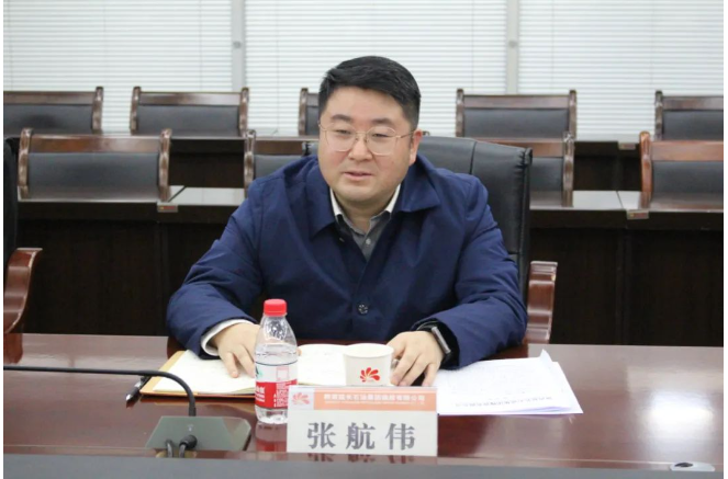 孫敬虎詳細(xì)了解了公司2022年的進(jìn)出口情況，全面講解了商務(wù)廳關(guān)于外貿(mào)促開放、穩(wěn)增長(zhǎng)的各項(xiàng)優(yōu)惠政策，聽(tīng)取了公司2023年穩(wěn)增長(zhǎng)目標(biāo)及舉措。