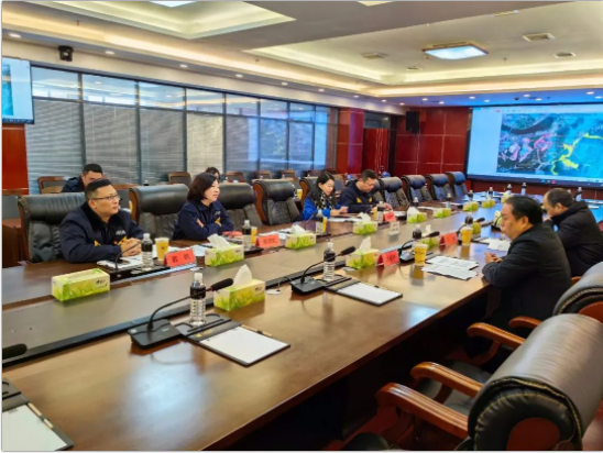 潘福林表示，黑貓集團作為景德鎮(zhèn)市屬大型國有企業(yè)，為景德鎮(zhèn)市經(jīng)濟社會發(fā)展作出了重要貢獻。市工信局也在致力于解決企業(yè)困難，積極與省政府、省工信廳進行密切溝通。待省廳正式下發(fā)《江西省化工重點監(jiān)測點認定標準》后，市工信局將積極推進黑貓集團化工重點監(jiān)測點認定工作，助力企業(yè)重點項目盡快落地投產(chǎn)。