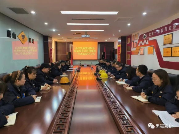 魏明還深入現(xiàn)場(chǎng)看望慰問(wèn)一線干部職工，并對(duì)生產(chǎn)車(chē)間的安全環(huán)保、設(shè)備運(yùn)行、工藝技術(shù)等進(jìn)行交流指導(dǎo)。