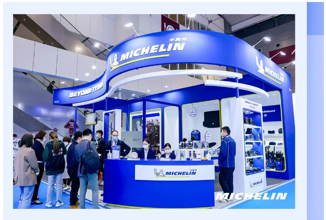 2022年底首發(fā)的米其林手機(jī)支架和車載吸塵器也以其獨(dú)具匠心的設(shè)計(jì)和出色的性能表現(xiàn)引起了市場關(guān)注。此外，米其林還展示了雨刮、車膜、緊急救援、洗車機(jī)、除味劑、生活時(shí)尚等超過10個(gè)品類的豐富產(chǎn)品。