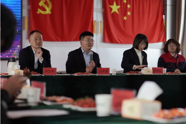 步入主會(huì)場(chǎng)，煙臺(tái)鑫泰電纜總經(jīng)理王永強(qiáng)主持會(huì)議并致歡迎辭。王永強(qiáng)首先對(duì)供應(yīng)商代表們的到來(lái)表示了歡迎。他表示供應(yīng)商作為鑫泰電纜重要的合作伙伴，是鑫泰電纜生產(chǎn)優(yōu)質(zhì)產(chǎn)品的源頭。一直以來(lái)，雙方秉承精誠(chéng)合作、攜手共贏的理念，共同支撐起公平、公開(kāi)、持久、健康的合作環(huán)境。通過(guò)本次供應(yīng)商大會(huì)的進(jìn)一步深度交流，雙方將力爭(zhēng)最大化地實(shí)現(xiàn)“共創(chuàng)、共贏、共享”的供需合作關(guān)系。