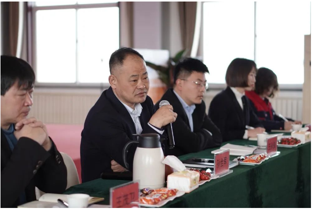 自由討論環(huán)節(jié)，鑫泰電纜生產(chǎn)總監(jiān)王茂衛(wèi)就其公司原材料采購(gòu)?fù)袋c(diǎn)進(jìn)行了詳細(xì)闡述。隨后部分供應(yīng)商代表交流發(fā)言，對(duì)行業(yè)整體發(fā)展形式做出自己的判斷，對(duì)鑫泰電纜提出了很多合理化建議。為感謝部分供應(yīng)商在鑫泰電纜經(jīng)營(yíng)發(fā)展過(guò)程中所作出的積極貢獻(xiàn)，會(huì)上表彰了各類優(yōu)秀供應(yīng)商11家。