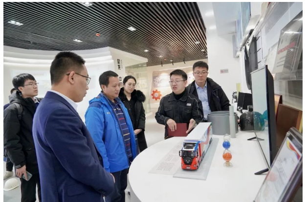 在科華賽邦新材料展廳，一行領(lǐng)導(dǎo)詳細了解了科華賽邦與白俄羅斯國家科學(xué)院合作研發(fā)的落地產(chǎn)品“耐低溫尼龍材料、碳纖維、高性能改性尼龍材料、聚酯類材料、3D增材材料”等多類復(fù)合材料