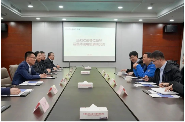 參觀結(jié)束后一行領(lǐng)導(dǎo)到會議室進行座談交流。
