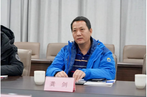 座談會上山東華凌電纜副總裁、董事會秘書王飛先生向深交所、市金融監(jiān)管局領(lǐng)導(dǎo)介紹了企業(yè)發(fā)展歷程、行業(yè)情況、融資情況及上市工作情況，并表示華凌將做好基礎(chǔ)工作、穩(wěn)健發(fā)展，加快上市進程。