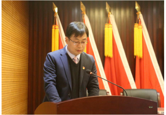 公司副總經(jīng)理魏穩(wěn)戰(zhàn)宣讀了《關(guān)于表彰2022年度先進(jìn)單位、先進(jìn)班組、先進(jìn)個人的決定》《關(guān)于西橡發(fā)展大討論建言獻(xiàn)策獎》，并組織頒獎。