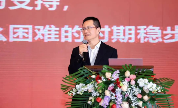 中策橡膠集團(tuán)高級副總經(jīng)理葛國榮指出，烏卡時代(易變不穩(wěn)定、復(fù)雜環(huán)境下)，中策卡客車輪胎將繼續(xù)圍繞零售商來精準(zhǔn)實施政策支持、渠道建設(shè)支持、供應(yīng)鏈體系完善、數(shù)字化賦能、集團(tuán)車隊合作生態(tài)支持等，幫助中策家人在內(nèi)卷時代突出重圍、持久賺錢。