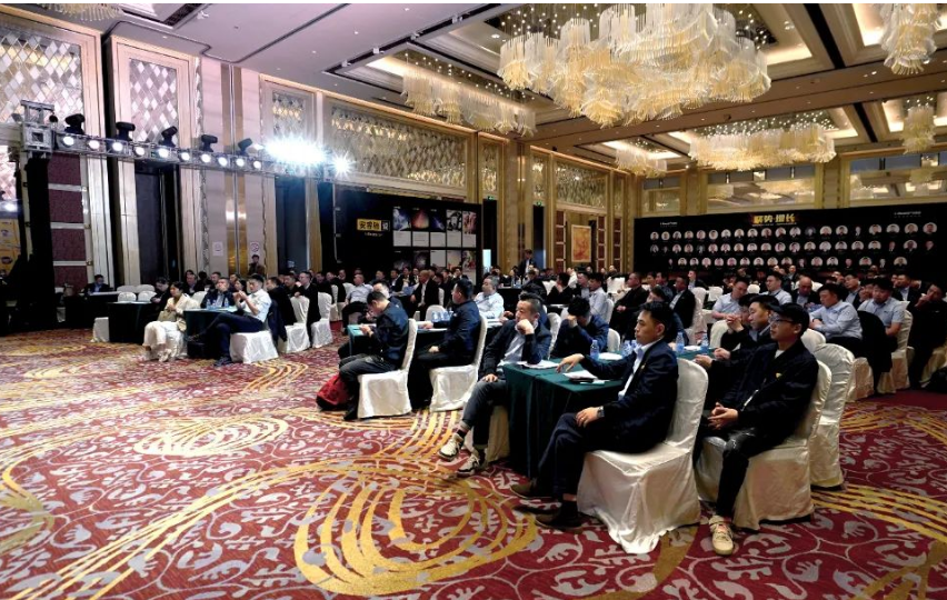 在23日下午的全國(guó)運(yùn)營(yíng)商大會(huì)上，與會(huì)者們共同探討了如何把握行業(yè)趨勢(shì)，深化市場(chǎng)競(jìng)爭(zhēng)，以及如何更好地服務(wù)于門店。陳平、李勇和唐婉星分別就行業(yè)趨勢(shì)、銷售痛點(diǎn)和財(cái)務(wù)管理等方面發(fā)表了精彩的演講。在此環(huán)節(jié)中，運(yùn)營(yíng)商代表們分享了自己的經(jīng)驗(yàn)和感悟，提出了自己的見(jiàn)解和建議，為行業(yè)的發(fā)展獻(xiàn)計(jì)獻(xiàn)策。