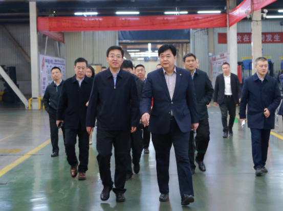 山東省東營市工信局一行到訪了萬達(dá)寶通輪胎進(jìn)行實(shí)地調(diào)研。他們深入了解了該公司的生產(chǎn)制造車間和生產(chǎn)經(jīng)營情況，并對(duì)其發(fā)展前景給予了充分的肯定。