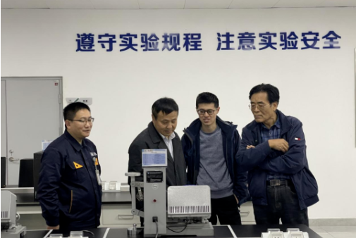 江西耐普礦機(jī)股份有限公司董事長(zhǎng)鄭昊一行到訪青島黑貓研究院進(jìn)行考察。這次考察旨在加強(qiáng)雙方合作，探討新的合作領(lǐng)域，為產(chǎn)業(yè)技術(shù)革新和高質(zhì)量發(fā)展提供更好的支持。