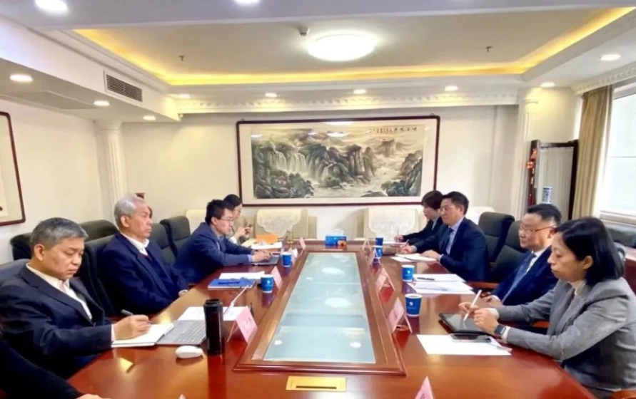 中國(guó)石油和化學(xué)工業(yè)聯(lián)合會(huì)(CPCIF)黨委書記李云鵬近日會(huì)見(jiàn)了卡博特公司執(zhí)行副總裁、高性能材料業(yè)務(wù)總裁、亞太區(qū)總裁朱戟一行，雙方就進(jìn)一步深化合作、共同推進(jìn)高質(zhì)量發(fā)展等方面進(jìn)行了充分交流。此次會(huì)談在促進(jìn)中國(guó)化工行業(yè)健康持續(xù)、綠色發(fā)展等方面具有重要的意義。