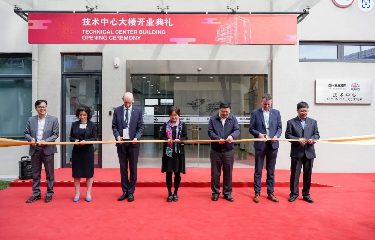 對(duì)于巴斯夫涂料來說，巴斯夫上海涂料閔行基地一直具有重要的戰(zhàn)略性意義。在這個(gè)快速發(fā)展的汽車市場，全新技術(shù)中心大樓將賦予該公司更強(qiáng)的技術(shù)能力和創(chuàng)新優(yōu)勢，幫助汽車客戶在競爭中保持領(lǐng)先。