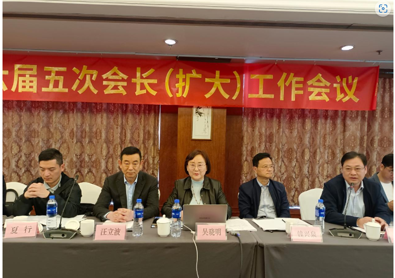 在會議的征求意見環(huán)節(jié)，大家暢所欲言、統(tǒng)一思想，分享了各自企業(yè)當(dāng)前的情況，并就企業(yè)創(chuàng)新求發(fā)展、練好內(nèi)功、多元化經(jīng)營模式等方面提出了各自的想法和建議。大家也就協(xié)會下步工作計劃、企業(yè)的需求、難題等展開討論，積極為行業(yè)發(fā)展建言獻策，達成了共識，并進一步明確了協(xié)會下步的工作思路。