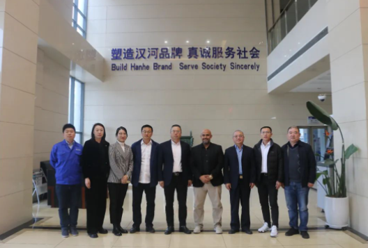 ACWA Power項目公司首席執(zhí)行官Thamer、ACWA Power中國辦事處供應(yīng)鏈主管，中能建國際建設(shè)集團項目代表于近日到訪了漢纜股份有限公司。漢纜股份總經(jīng)理張林軍、副總經(jīng)理朱浩及各部門主要負責(zé)人在公司本部接待到訪一行，并展開座談交流。