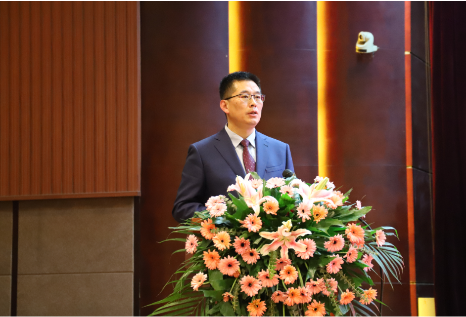 會(huì)上，對(duì)2022年優(yōu)秀供應(yīng)商進(jìn)行了表彰。美晨工業(yè)集團(tuán)董事長(zhǎng)王永剛作總結(jié)講話，回顧了公司近三年的經(jīng)營(yíng)業(yè)績(jī)及發(fā)展成果，對(duì)各位合作伙伴在與美晨同舟共濟(jì)、共克時(shí)艱，所做出的積極努力與突出貢獻(xiàn)表示感謝，并對(duì)合作伙伴在共創(chuàng)共贏、協(xié)作交流、降本增效、精益管理、產(chǎn)能儲(chǔ)備、誠(chéng)信廉潔等方面提出了期許。