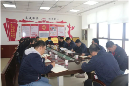  陜西延長(zhǎng)石油西北橡膠有限責(zé)任公司總經(jīng)理張航偉到恒準(zhǔn)公司調(diào)研指導(dǎo)工作，實(shí)地察看實(shí)驗(yàn)室環(huán)境設(shè)施，了解人員結(jié)構(gòu)、工作業(yè)務(wù)、檢測(cè)能力等，協(xié)調(diào)解決相關(guān)問(wèn)題。