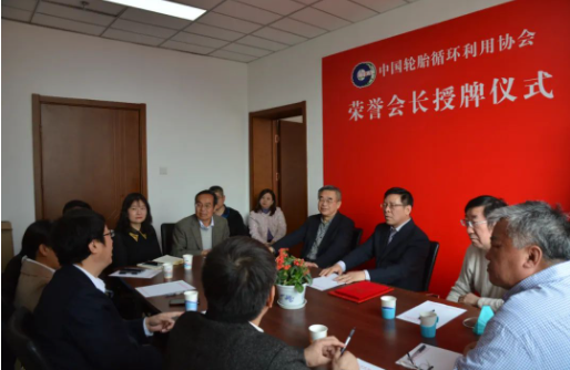 儀式現(xiàn)場，與會其他領導及專家們也同張立群院士及北化工團隊展開了交流與討論。這次頒證儀式是對張立群院士多年來在橡膠材料等方面的研究所做出的認可和肯定，也為中國輪胎循環(huán)利用協(xié)會的進步和行業(yè)發(fā)展注入了新的動力。