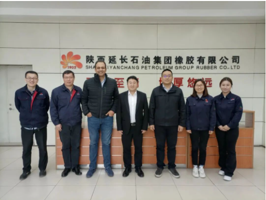 陜西延長石油西北橡膠有限公司于3月18日接待了來自南美的客戶一行兩人。本次交流座談會上，公司總經(jīng)理張航偉、營銷總監(jiān)王國強(qiáng)、外貿(mào)部副部長李丹以及相關(guān)人員參加了會議。
