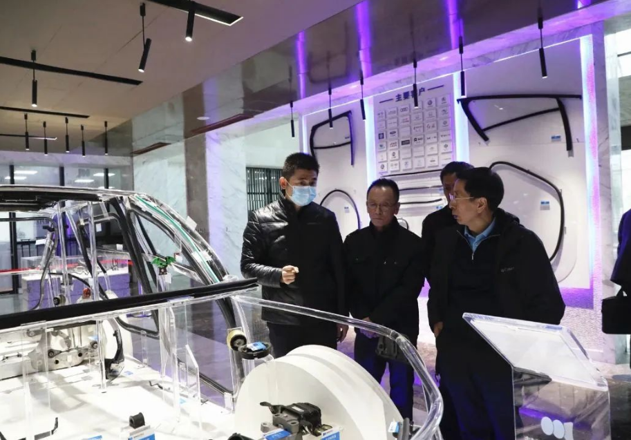 吳衛(wèi)東博士一行先后參觀了建新總部產(chǎn)品展廳，試驗(yàn)中心(CNAS認(rèn)可試驗(yàn)室)，膠管公司，減震、高分子、密封條梅橋工廠，實(shí)地考察建新的自動(dòng)化生產(chǎn)線、智能化生產(chǎn)設(shè)備、橡膠原材料存儲(chǔ)環(huán)境、Audit匹配室及產(chǎn)品的生產(chǎn)工藝和流程等。期待建新繼續(xù)在汽車零部件領(lǐng)域深耕，聚焦主業(yè)實(shí)業(yè)，打造成為世界級(jí)科研領(lǐng)先的智能生態(tài)系統(tǒng)優(yōu)質(zhì)服務(wù)平臺(tái)。