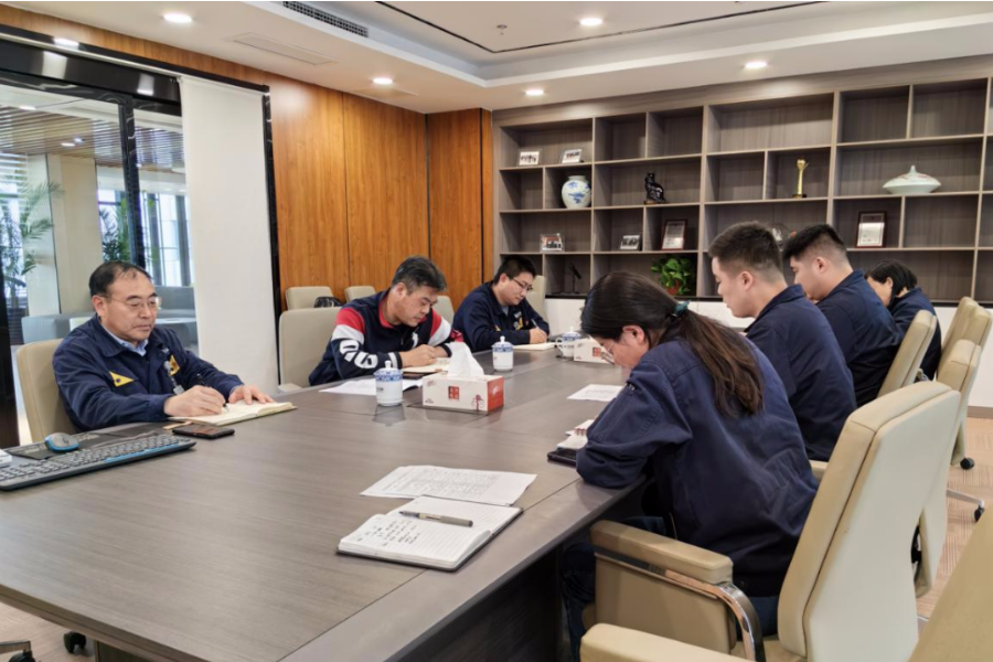 會上，王宏及各研發(fā)項(xiàng)目組長就青島黑貓近期的研發(fā)進(jìn)度及新產(chǎn)品的推廣銷售情況展開匯報(bào)。魏明充分肯定了青島黑貓研發(fā)工作方面的努力，并對青島黑貓新產(chǎn)品表示支持，青島黑貓要充分發(fā)揮科技研發(fā)實(shí)力，為股份公司創(chuàng)造更大利潤價(jià)值，實(shí)現(xiàn)企業(yè)高質(zhì)量發(fā)展新篇章。