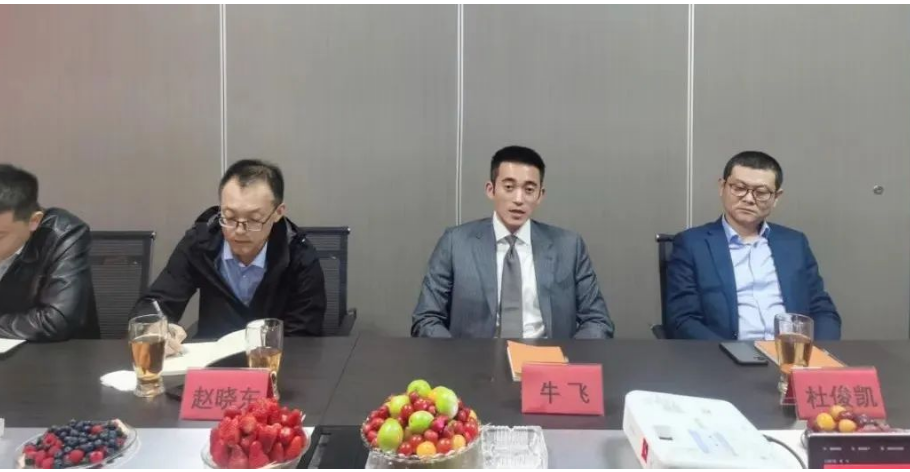 在張緒艮的陪同下，牛飛一行參觀了企業(yè)輪胎倉庫及辦公樓。隨后，雙方在會議室，進(jìn)行有關(guān)座談交流。