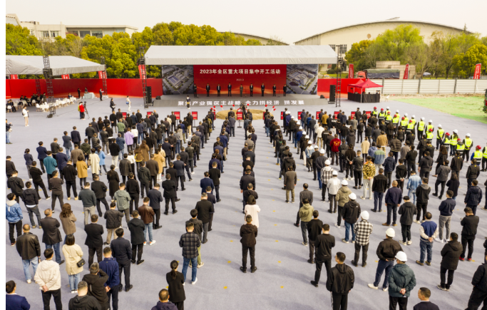 近日，富陽舉行了2023年全區(qū)重大項(xiàng)目集中開工活動。區(qū)委書記吳玉鳳宣布“2023年全區(qū)重大項(xiàng)目集中開工”。區(qū)領(lǐng)導(dǎo)謝漸升、徐林亮、張霖、何獻(xiàn)忠、許玉鈞、趙驪中參加了開工儀式。