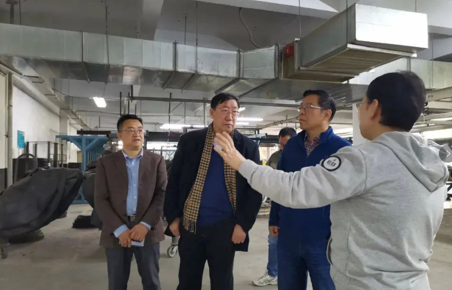 在二樓大廳，大家共同觀看了輪胎翻新宣傳片以及智能管理系統(tǒng)視頻資料。張秀麗詳細(xì)為李會(huì)長一行介紹了智能管理系統(tǒng)的目的以及各項(xiàng)功能等。接著，大家共同參觀了鄭州萬通輪胎文化園，并參觀了翻新研發(fā)室。張秀麗詳細(xì)講解了輪胎的價(jià)值，稱一條輪胎完磨后只能發(fā)揮出30%的價(jià)值，其余70%的價(jià)值在于胎體。萬通采用普利司通的多次翻新工藝，翻新胎的胎面膠使用里程可達(dá)25到30萬公里，同樣具有普利司通新胎的性能。張秀麗表示，翻新和智能管理系統(tǒng)項(xiàng)目符合當(dāng)代的創(chuàng)新趨勢，是發(fā)展循環(huán)經(jīng)濟(jì)綠色經(jīng)濟(jì)，可有效降低車輛事故，實(shí)現(xiàn)數(shù)字化轉(zhuǎn)型。
